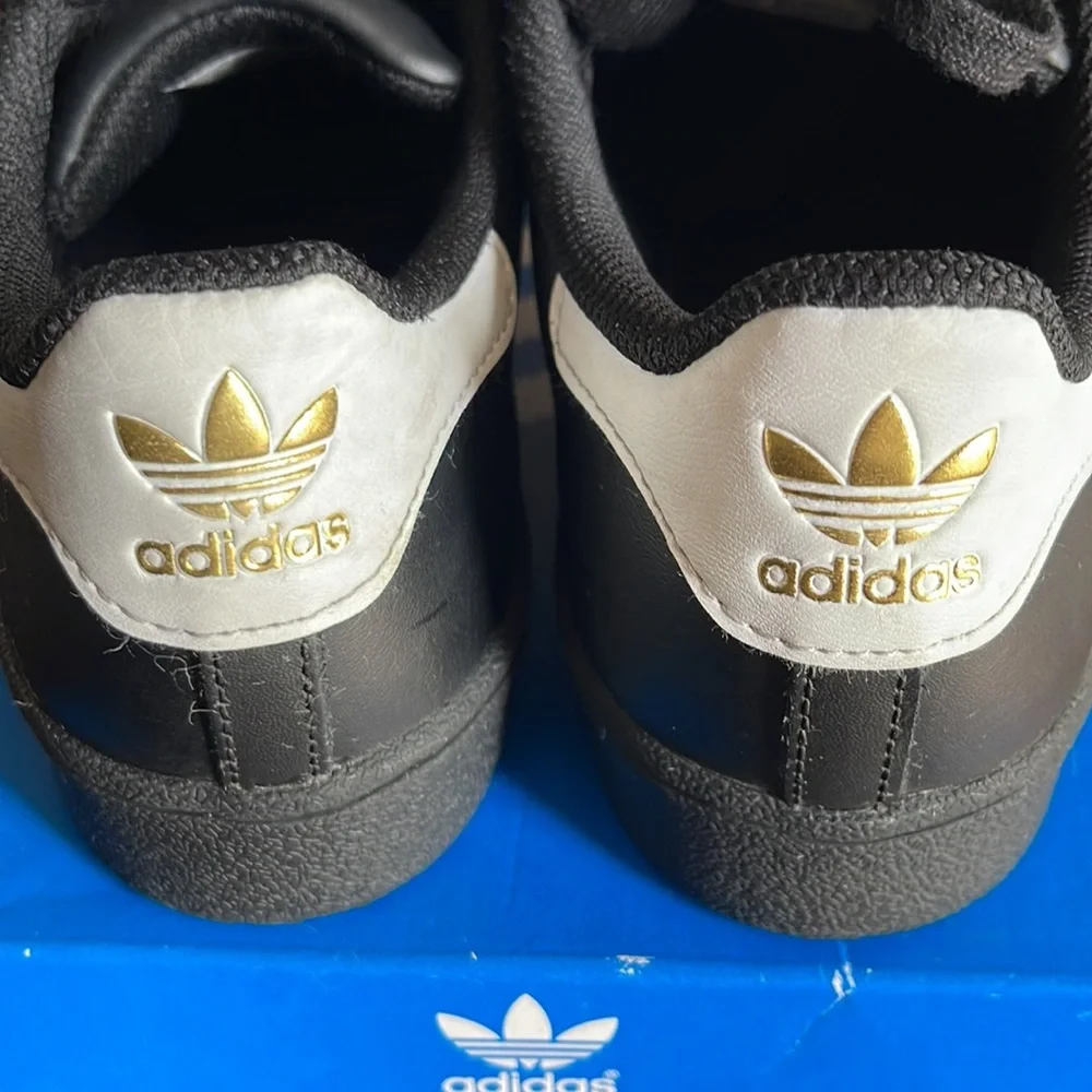 LIKE NEW Adidas Superstar Jr. Size 2 1/2 (Core Black / Cloud Whitek) - Picture 11 of 11